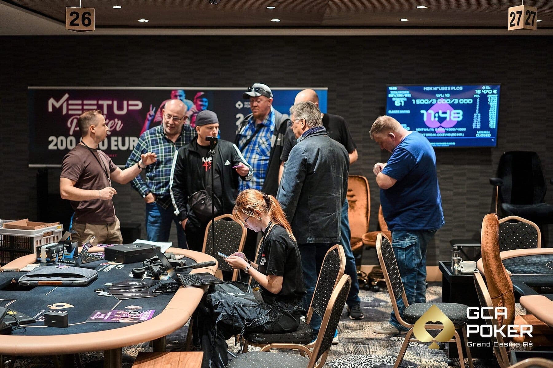 Angi arbeitet beim Meetup-Poker-Event am Laptop und Handy